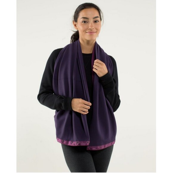 Lululemon Vinyasa Scarf Rulu in Hyper Stripe Plum / Plum Athleisure - Picture 5 of 14